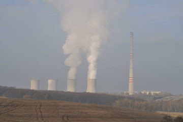 Hnědé uhlí při výrobě elektřiny dál vede