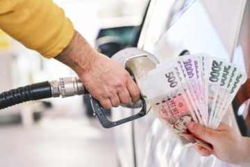 Ceny benzínu ženou nahoru obří marže rafinérií