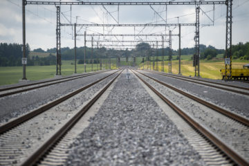 Rekonstrukce železnice se vlečou, náklady rostou