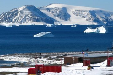 Polárníci a pokrývač odjeli do Antarktidy