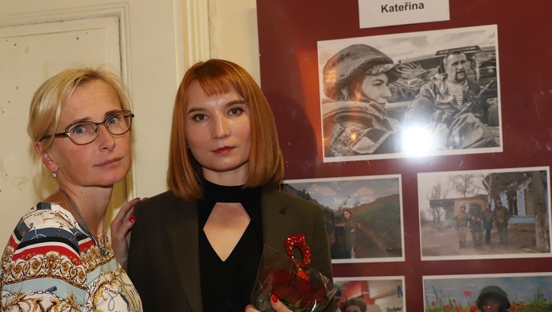 Kateřina Konečná a Kristýna Melnikovová na výstavě Romana Blaška